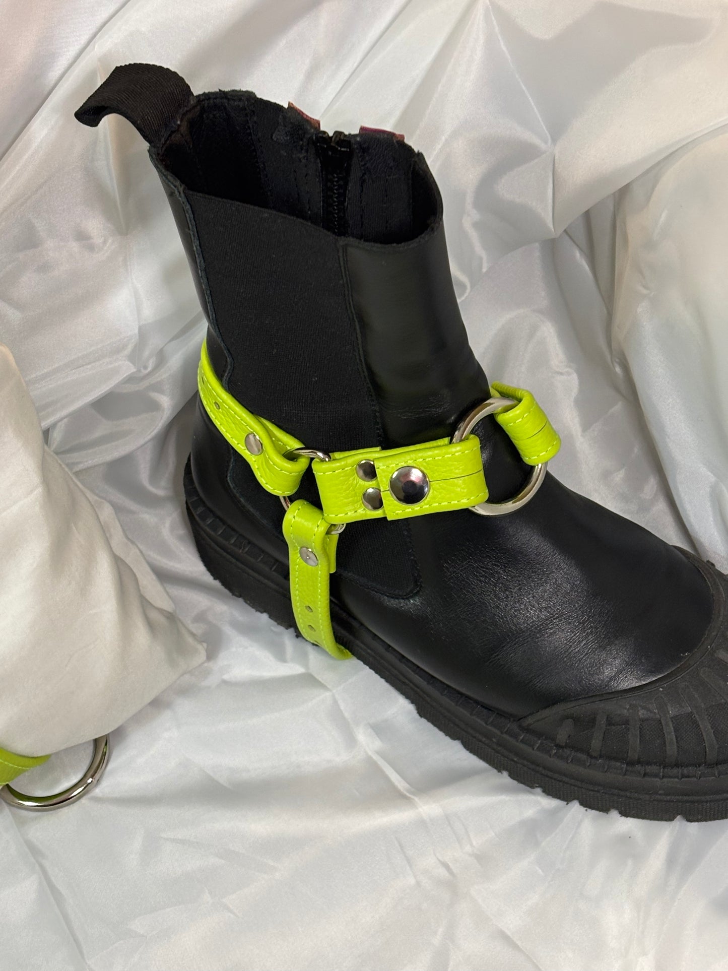 Boot Harness Strapon - Acid Green Leather